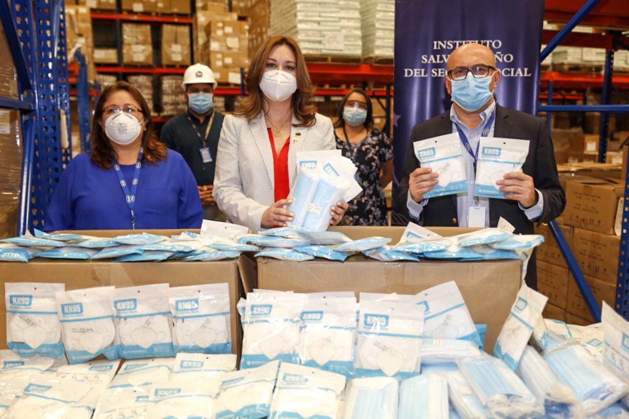 laboratorio-salvadoreno-entrega-importante-donativo-para-que-personal-del-isss-enfrente-al-covid-19